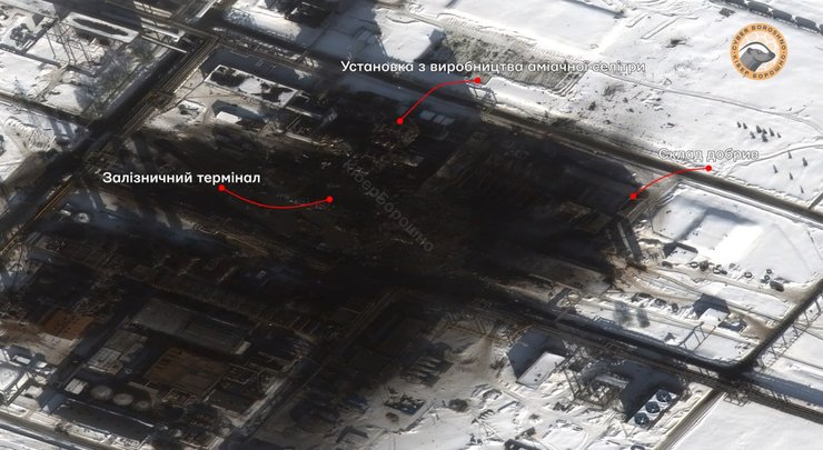 Фото чорної плями на заводі "Дорогобуж" після удару 25 лютого