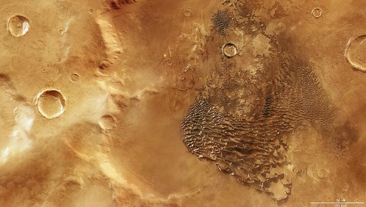 Mars Express сделал потрясающие снимки 100-метровых "металлических" волн на Марсе