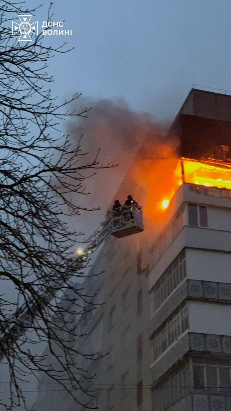 фото роботи ДСНС після удару Шахеда по будинку в Луцьку 1 квітня