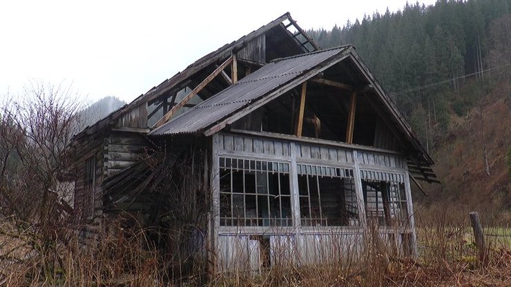 Разрушенный дом в селе Буркут