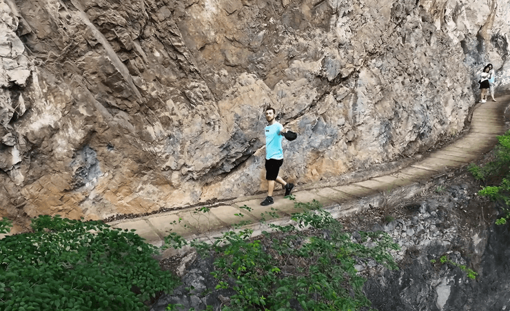 Блогер, самый узкий город мира, Яньцзинь, на грани катастрофы, дома на берегу реки, уникальный город, блогер, наводнение