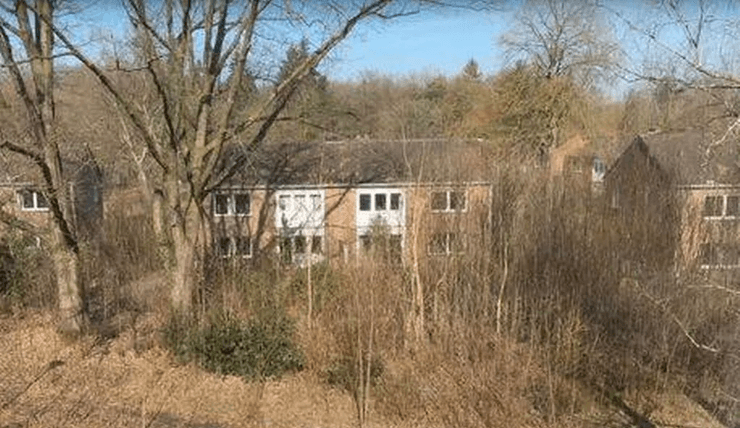 Покинуте місто JHQ Rheindahlen, місто-привид, люди покинули місто, порожні будинки, кинули будинки, місто руйнується, JHQ Rheindahlen, військове містечко