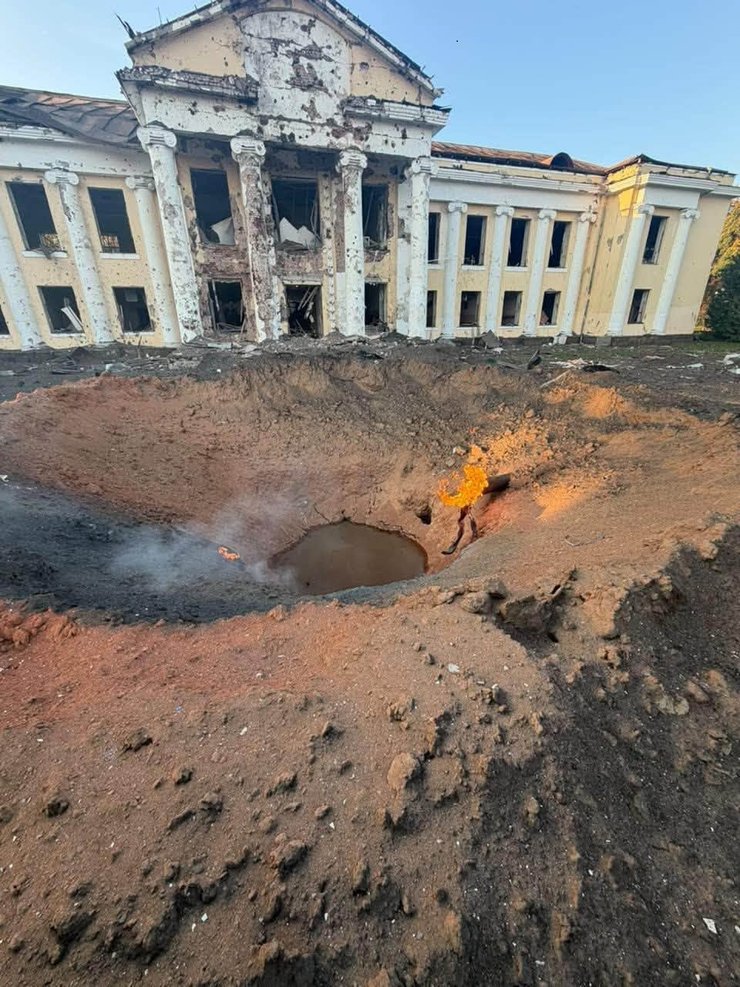 фото вирви перед будинку Дитячої творчості (ЦТДЮ) у Прилуках, 7 жовтня