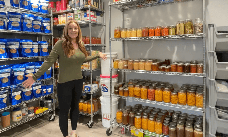 "Королева Судного дня" из США запаслась едой для семьи на год и мечтает о пятилетнем резерве