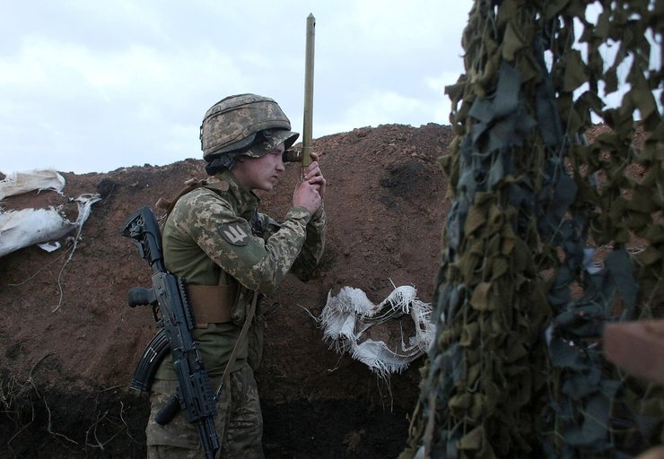 українські військові в окопі — фото