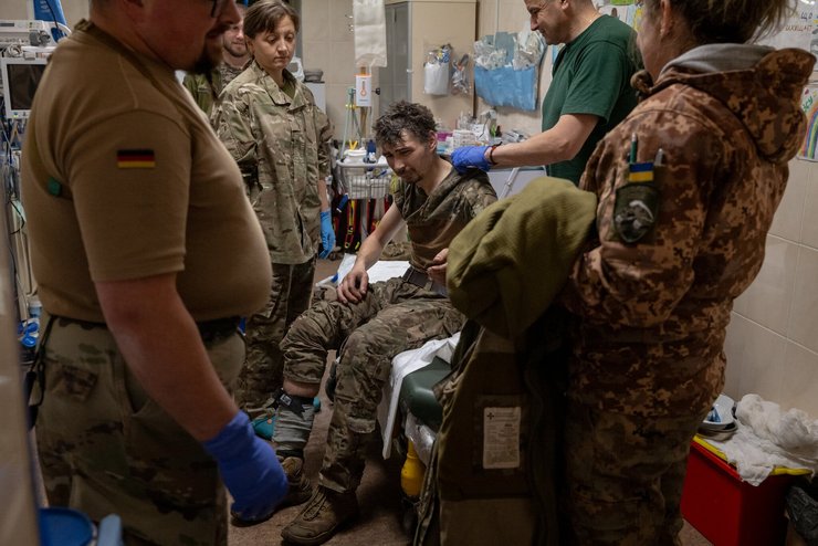 Раненный украинский солдат под Авдеевкой