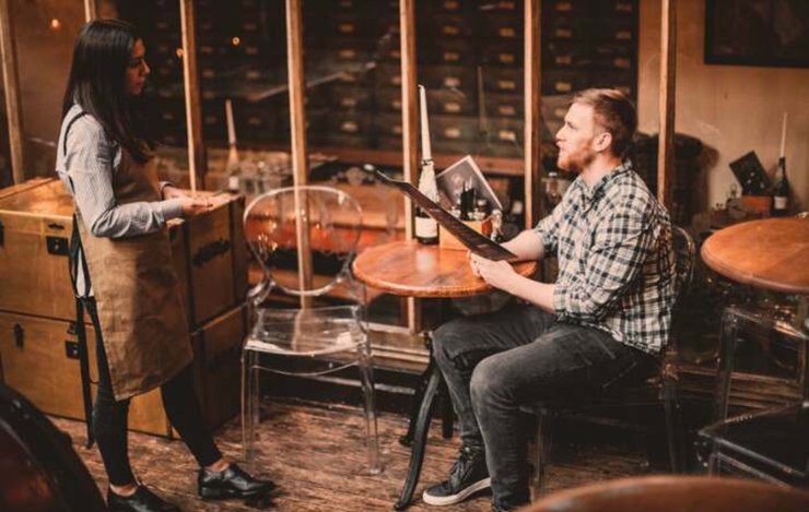 Официантка конфликт с клиентом