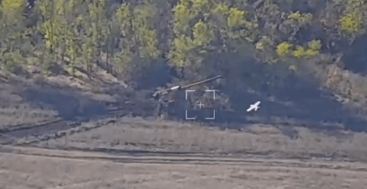 Удар дроном по самохідній гарматі 2С5 "Гіацинт-С"