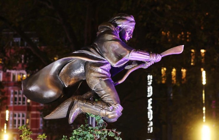 Гарри Поттер, памятник Гарри Поттеру