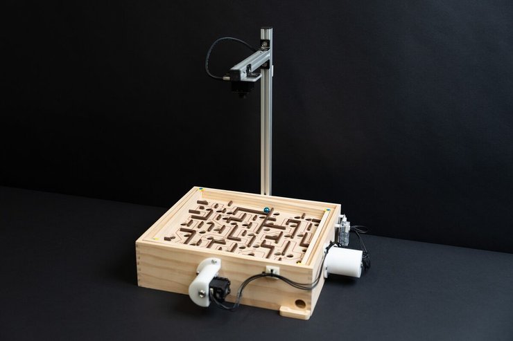 Робот CyberRunner, робот, игра Лабиринт