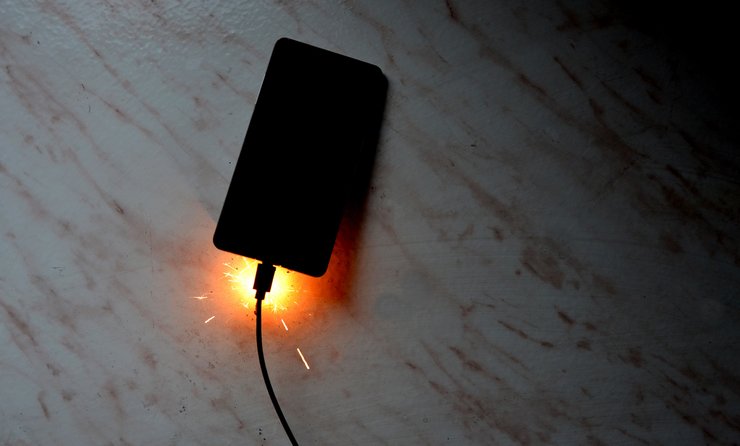 смартфон, зарядное устройство, возгорание, короткое замыкание