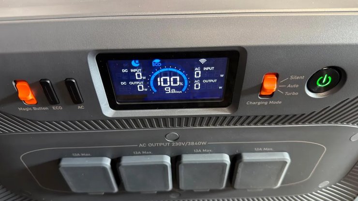 Дисплей на Bluetti Apex 300