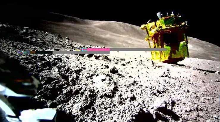 робот-трансформер опинився на Місяці та зробив історичну фотографію