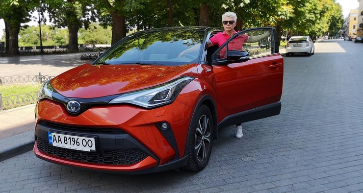 Toyota C-HR фото, вид спереди, тест-драйв