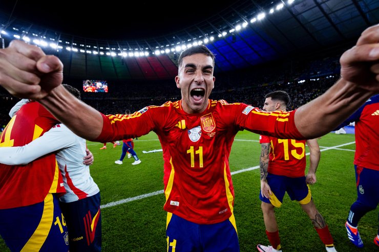 Сборная Испании празднует победу