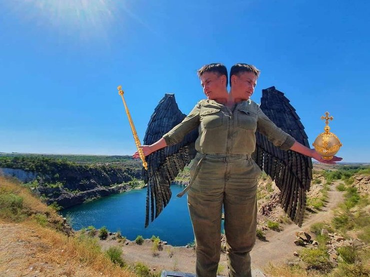 Фото Савченко с крыльями вызвали ассоциации с гербом РФ