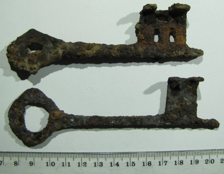 Україна, Рівне, Боярка, садиба, знахідка, археологія, археологи, дослідження, розкопки, підвіска, лунниця, намистина, скло, Київська Русь, історія, гребінь, Київ, поселення, артефакти