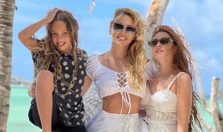 Оля Полякова с дочками