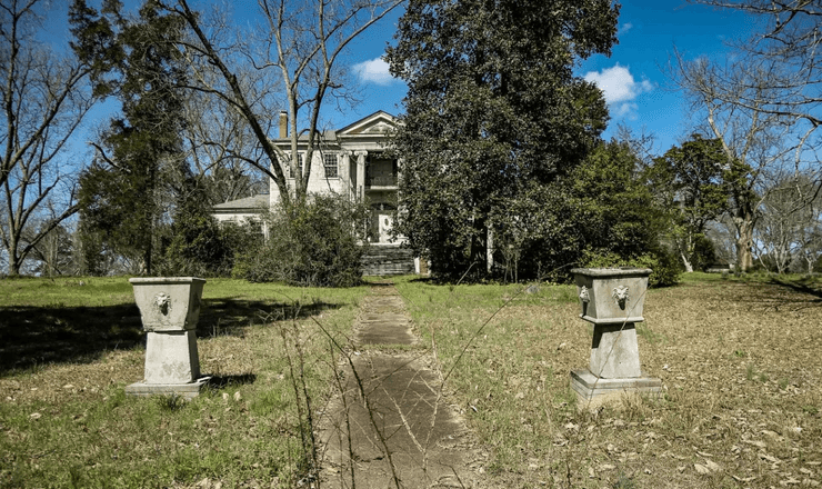 Заброшенный особняк с кладом, старинное сокровище, зарытое золото, роскошный особняк, особняк с историей, заброшенный дом