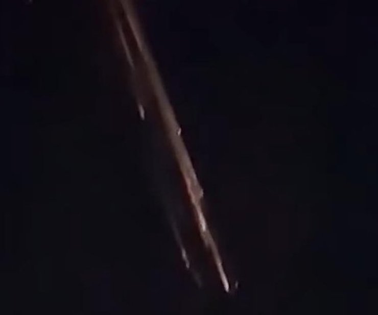 Огненный шар в небе, осколки спутника, таинственный шар, ночное небо, вход объекта в атмосферу, астрономическое явления, SpaceX