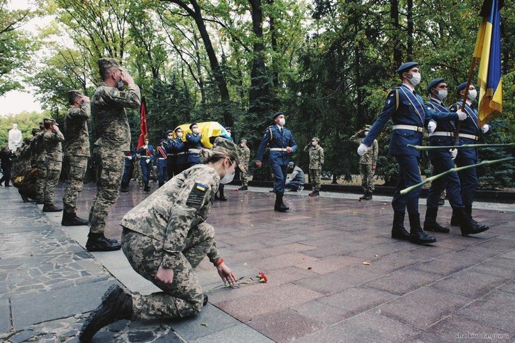 Провожая Вильхового в последний путь, курсанты становились на колени