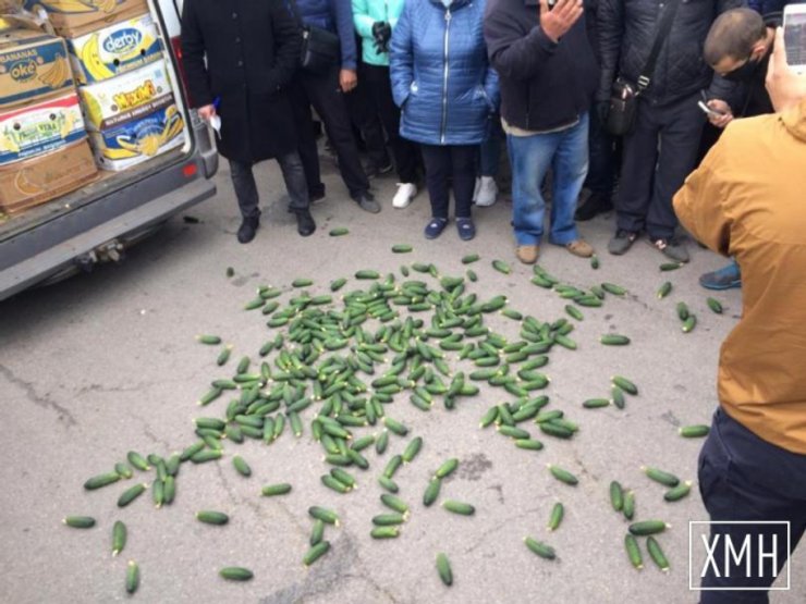 протесты против закрытия рынка, херсон, мост, огурцы