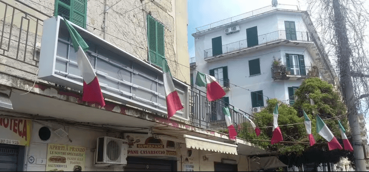 Вулиця в італійському місті Ерколано поруч з археологічною зоною стародавнього Геркуланума