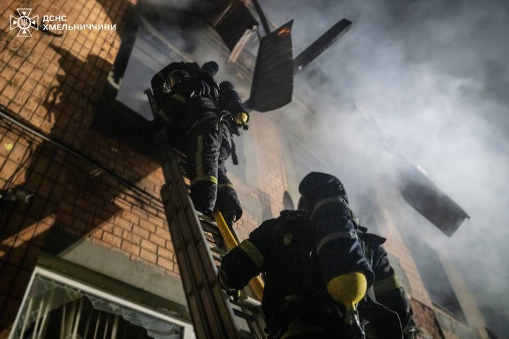 фото роботи ДСНС після удару Шахеда в Хмельницькому 1 квітня