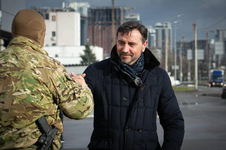 Вячеслав Лысенко во время передачи волонтерской помощи военным