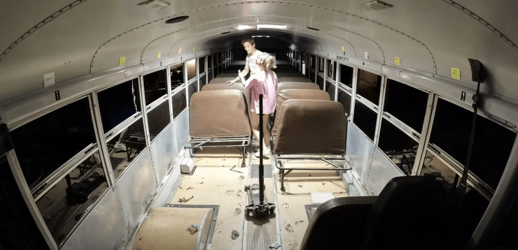 Чоловік переробив шкільний автобус, будинок на колесах, старий автобус, незвичайне житло, зробив з автобуса будинок, ремонт автобуса,