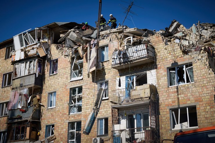 Під завалами можуть залишатися люди