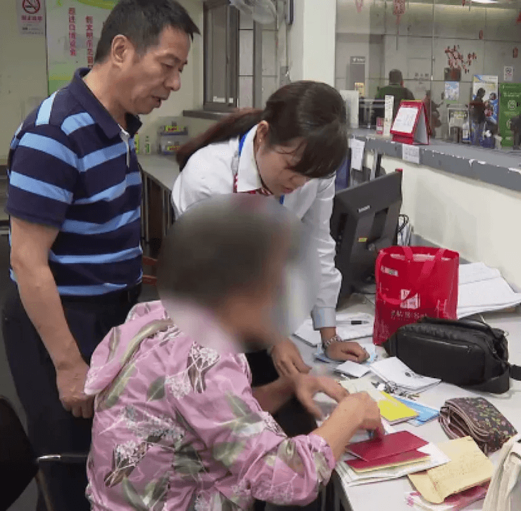 Пенсіонерка, забула сумку в автобусі, сумка з грошима, цінні папери, цінні речі, пенсіонерка розплакалася, автобус,