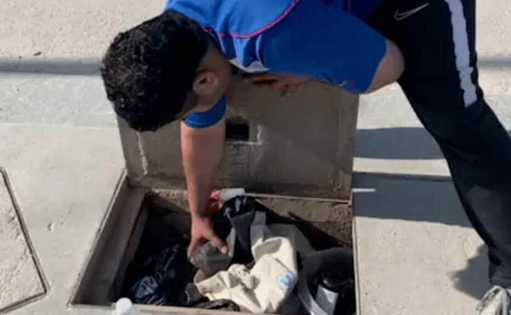 Уличная еда, уличные торговцы, продают еду из канализации, хранят продукты в канализации, нелегальные рынки на улице, антисанитария