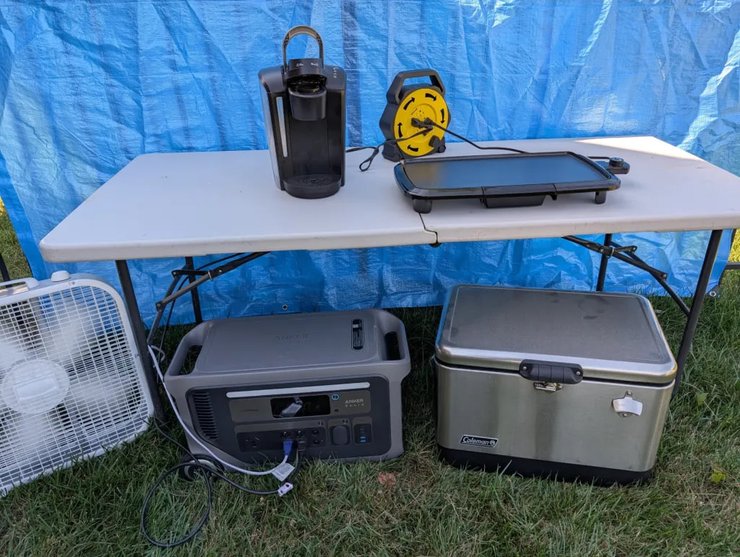 Зарядная станция Anker SOLIX F3000 в палатке