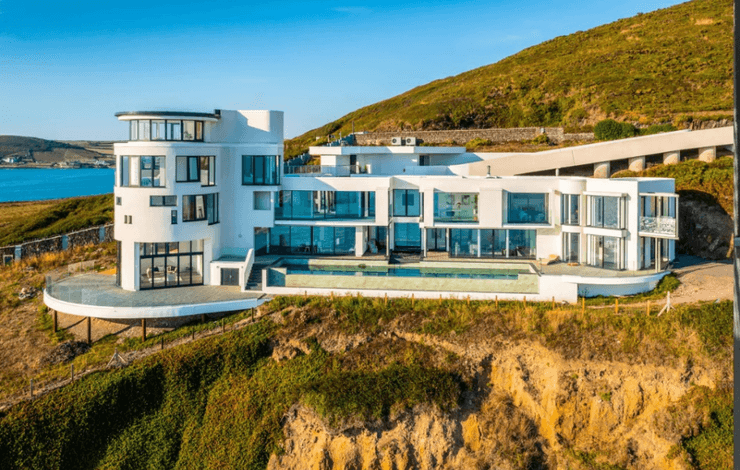 Мужчина не может продать дом, Chesil Cliff House, особняк, дом на скале, дом на берегу моря, гадалка, карты таро, недвижимость