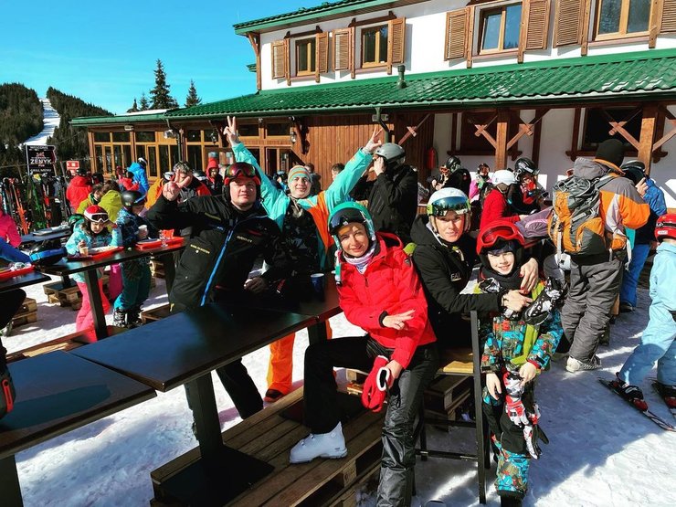 туристы в Буковеле - горные лыжи