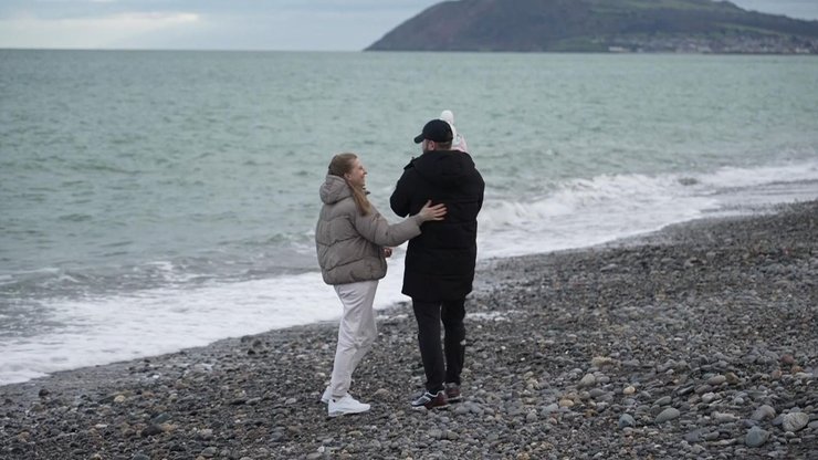 Украинский военнослужащий с семьей у побережья Дублина