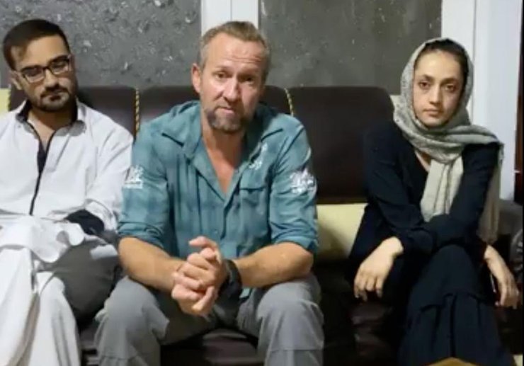 Британский волонтер и жители Афганистана