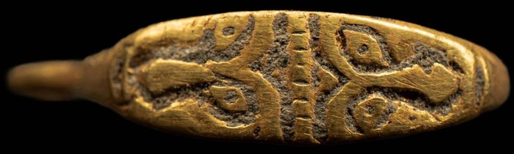 средневековый польский золотой перстень, археология Вавельского замка, символика двуликого Януса, уникальный исторический артефакт, раннесредневековое ремесло, польское археологическое открытие