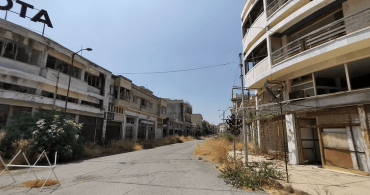 Пустая улица заброшенного курорта Вароша на Кипре с разрушенными отелями