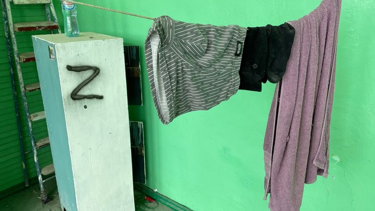 Бельевая веревка и вещи, оставленные оккупантами