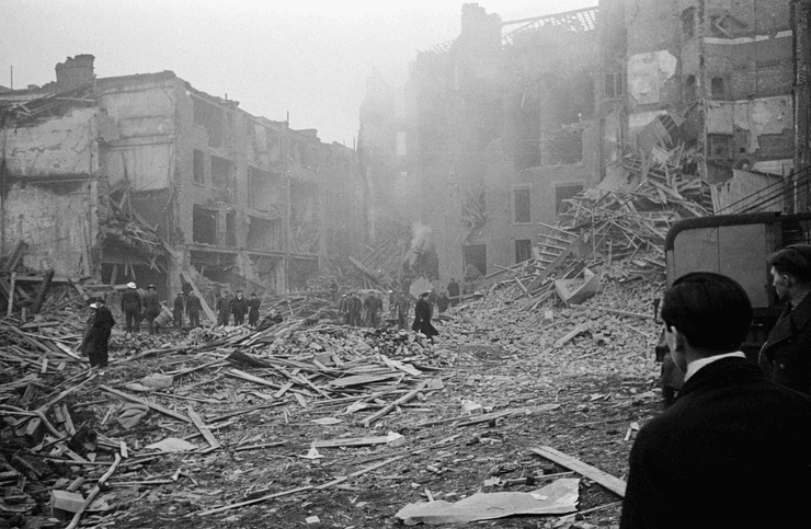 город после ракетных ударов, немецкая ракета V-2, немецкая ракета, ракета V-2, вундерваффе, ретро фото, Фау-2, ракета Фау-2, оружие возмездия, оружие второй мировой, секретное оружие рейха, ракета третьего рейха, баллистическая ракета, история оружия, оружие третьего рейха