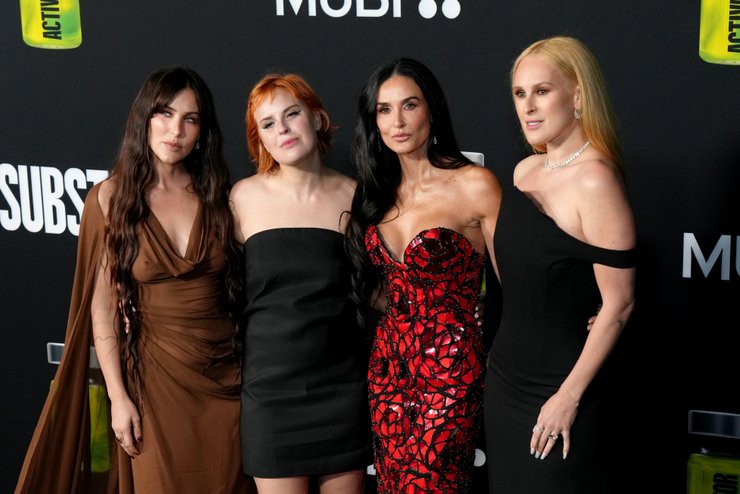 Деми Мур с дочерьми