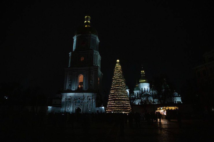 У Києві на Софійській площі запалали вогні головної ялинки країни