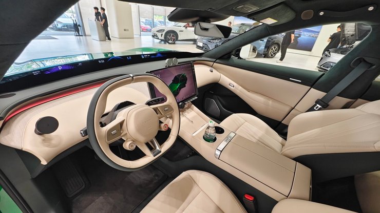 Салон электрокроссовера Xiaomi YU7