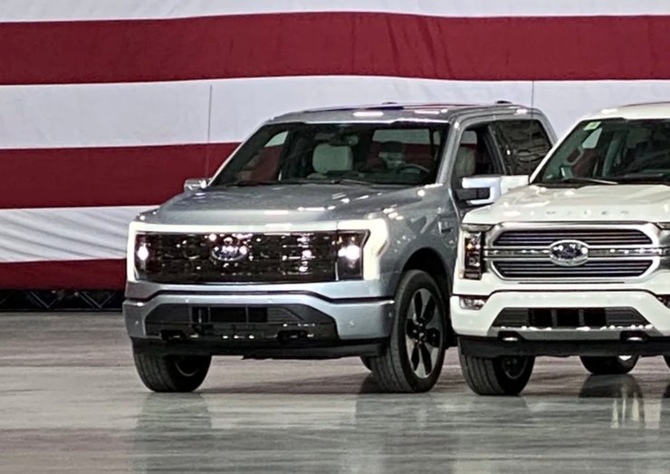 Внешность электрического пикапа Ford F-150  Lightning (слева) была рассекречена до премьеры благодаря Джо Байдену