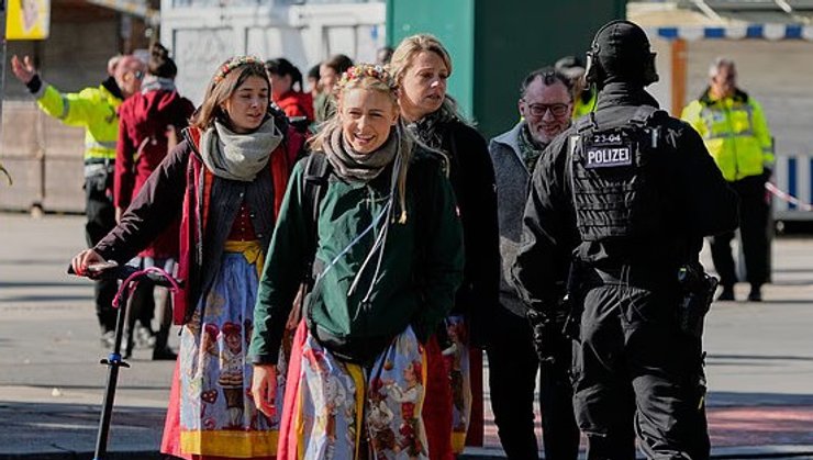 Полицейский ходит по территории Октоберфеста