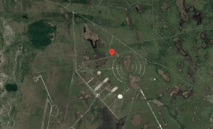 Координаты на столе, таинственное послание, снимки со спутника, военная база в США, послание на столе, тело под землей