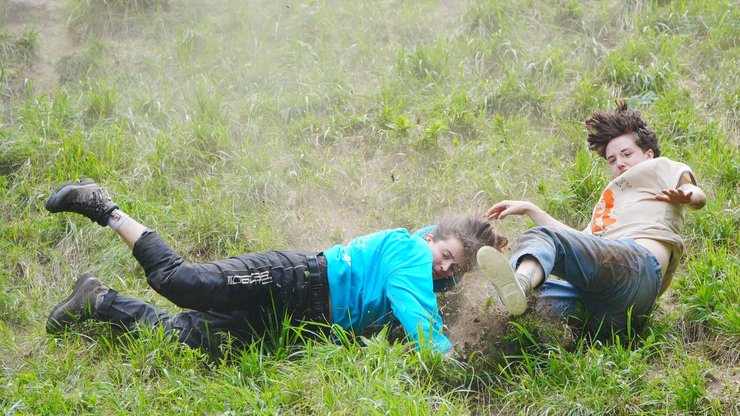 Люди катуляються з пагорба