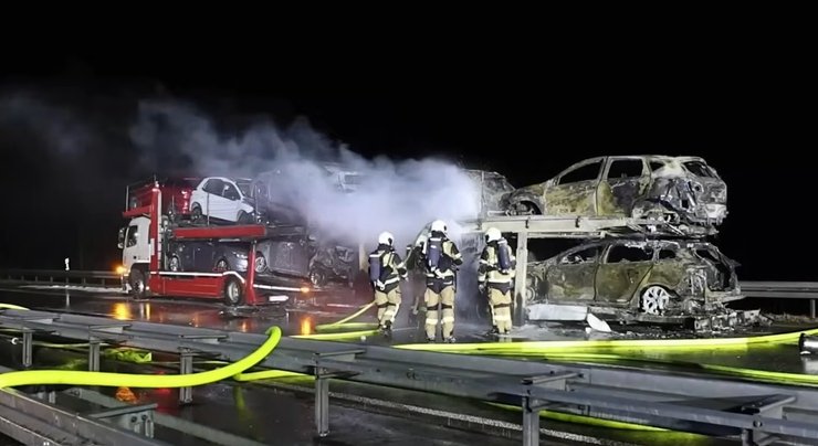 пожар грузовика, пожар авто, грузовик загорелся